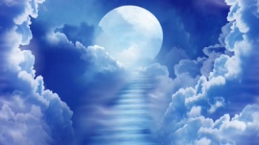 云中的蓝色月亮 云雾中显现的大月亮视频素材