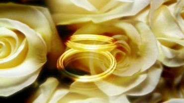 黄金戒指对戒爱情见证信物视频素材