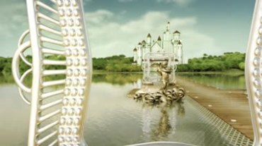 长长的水上走廊通向白色城堡的婚庆场地视频素材