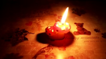 火柴点燃红蜡烛实拍视频素材