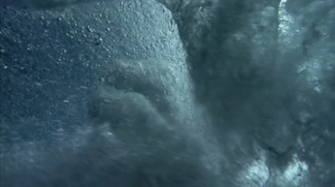海浪海洋大浪水里往上看的视角视频素材