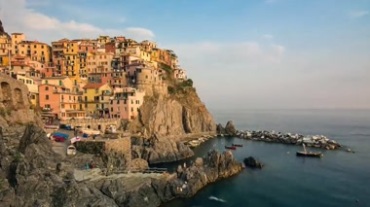 欧洲悬崖峭壁上建筑群延时摄影视频素材