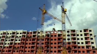 城市建筑楼房起重机吊起材料建筑工地施工房地产视频素材