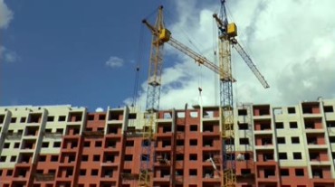 城市建筑楼房起重机吊起材料建筑工地施工房地产视频素材