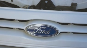 白色福特汽车车身车标闪亮简约标志多角度特写镜头视频素材