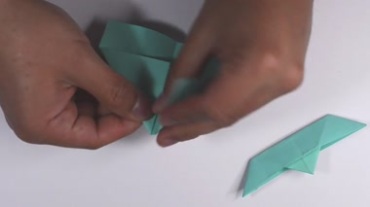 彩色四方纸轻松折叠小船教程人物折纸记录镜头视频素材