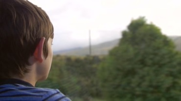 车辆行驶男孩欣赏窗外移动景色视频素材
