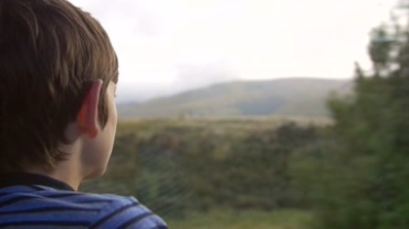 车辆行驶男孩欣赏窗外移动景色视频素材