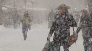 暴风雪天气人们街道行走生活自然天气大雪景色视频素材
