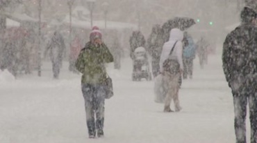 暴风雪天气人们街道行走生活自然天气大雪景色视频素材