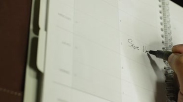 白色日历记事本钢笔填写保存日期字样备忘记录人物生活视频素材