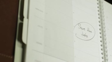 白色日历记事本钢笔填写保存日期字样备忘记录人物生活视频素材