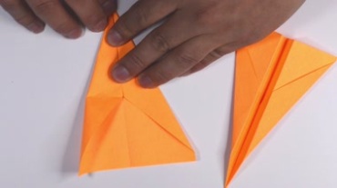 彩色四方纸轻松折叠飞机教程人物折纸记录镜头高清拍摄视频素材