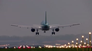 傍晚飞机降落全过程灯光跑道飞机减速成功降落视频素材