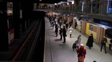 地铁站内人群等候地铁进入车厢人物生活延时高清实拍视频素材