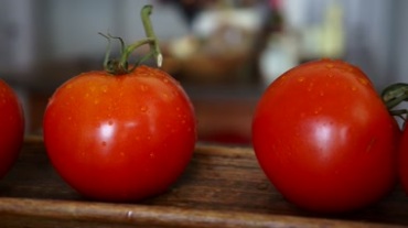 厨房食材西红柿洗干净摆放成熟番茄蔬果镜头特写拍摄视频素材