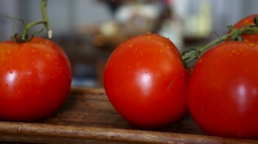 厨房食材西红柿洗干净摆放成熟番茄蔬果镜头特写拍摄视频素材