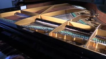 弹奏钢琴内部结构发出声音运动镜头特写视频素材