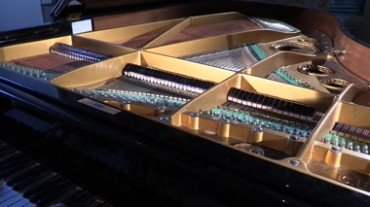 弹奏钢琴内部结构发出声音运动镜头特写视频素材