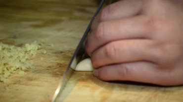 厨师切蒜头成蒜粒葱为葱花熟手快速巧手切开视频素材