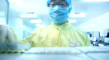 实验室科研人员忙碌身影视频素材