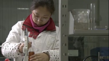 实验化验室工作人员做实验场景视频素材