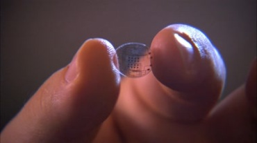 高科技微小芯片集成在隐形眼镜上视频素材