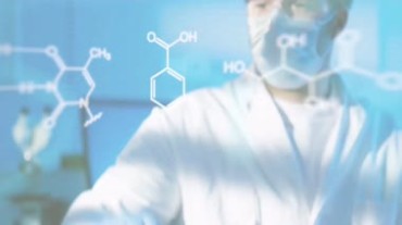 研究人员在屏幕上研究化学分子结构视频素材