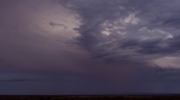 乌云压顶天空暗下来，暴雨来临时的景象视频素材