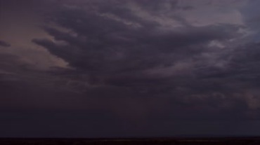 乌云压顶天空暗下来，暴雨来临时的景象视频素材