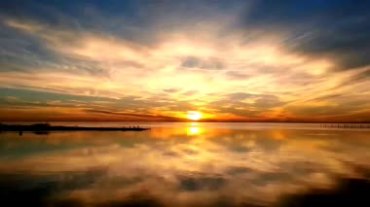 晚霞和湖面连为一体的美景视频素材