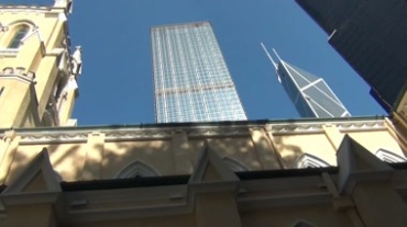 繁华城市街道高楼耸立仰视觉观赏办公大楼镜头移动视频素材