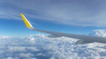 飞机飞行高空云端窗口景色视频素材