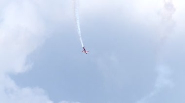 高空飞机特技俯冲降落到地面视频素材
