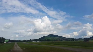 儿童欢乐滑道上小型飞机起飞奔向天空过程视频素材