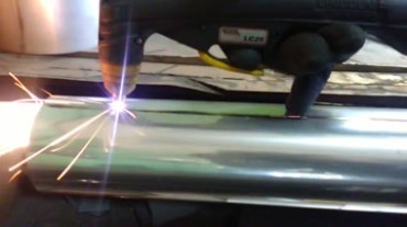 工人切割机器火光四射切割不锈钢工作记录视频素材