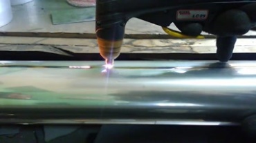 工人切割机器火光四射切割不锈钢工作记录视频素材