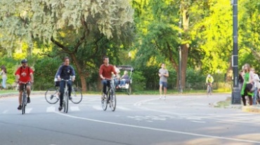 公园路上人们在骑自行车和跑步镜头视频素材