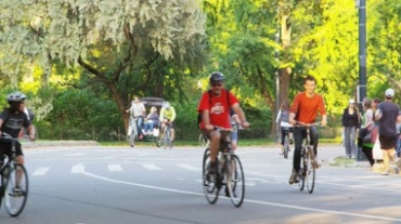 公园路上人们在骑自行车和跑步镜头视频素材