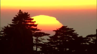 山上黎明日出红日升起来视频素材