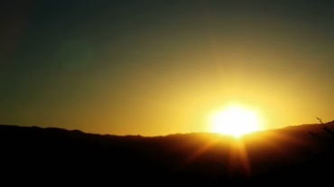 太阳从地平线升起的日出视频素材