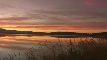 黄昏夕阳湖面山峦美景视频素材