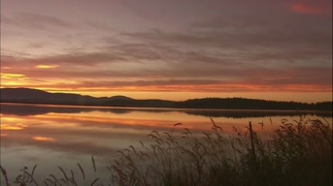 黄昏夕阳湖面山峦美景视频素材