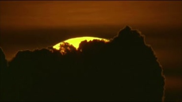 乌云挡住太阳，黑云遮住圆月亮视频素材