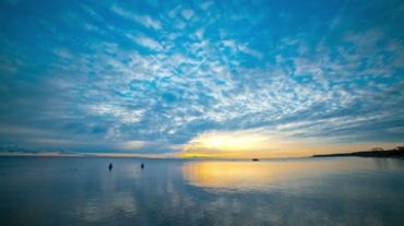 蓝天白云倒影在透明湖水中宛如镜子视频素材