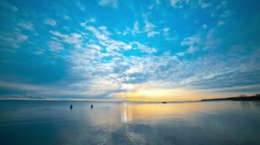 蓝天白云倒影在透明湖水中宛如镜子视频素材