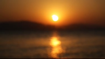 红色太阳光里的江面江水视频素材