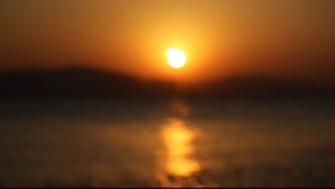 红色太阳光里的江面江水视频素材