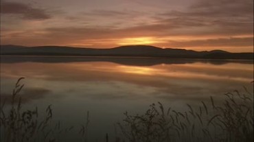 湖水远山夕阳构成的一幅画视频素材