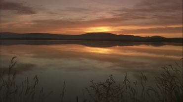 湖水远山夕阳构成的一幅画视频素材